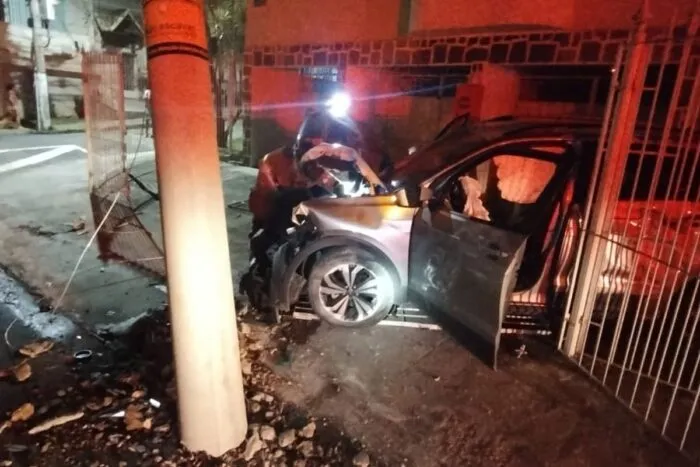 Veículo colide com poste na Rua Tiradentes e destrói grade residencial