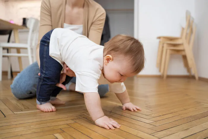 Bebês que brincam no chão com 5 meses de idade aprendem a andar antes