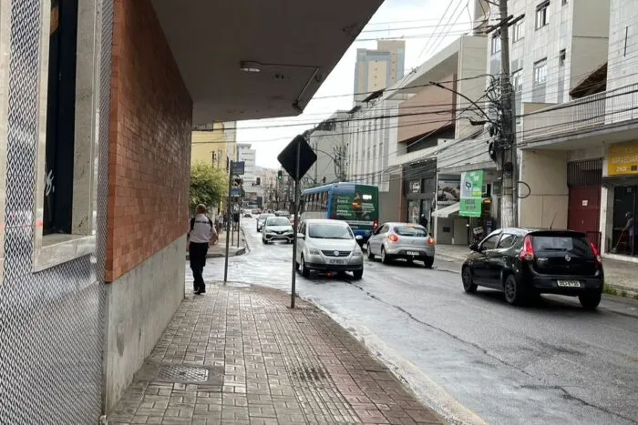 Falta de sinalização na Rua São Mateus representa risco à segurança