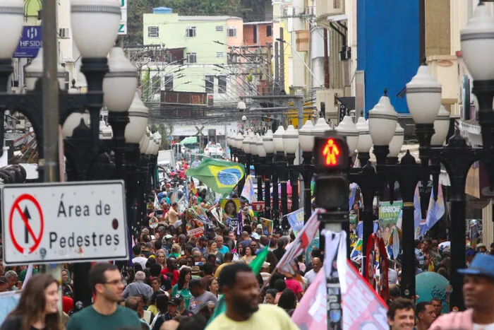 Véspera das eleições: candidatos descem Calçadão e buscam voto de última hora