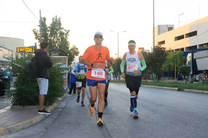 “Parecia um campo de guerra”: juiz-forano completa ultramaratona de 246km na Grécia