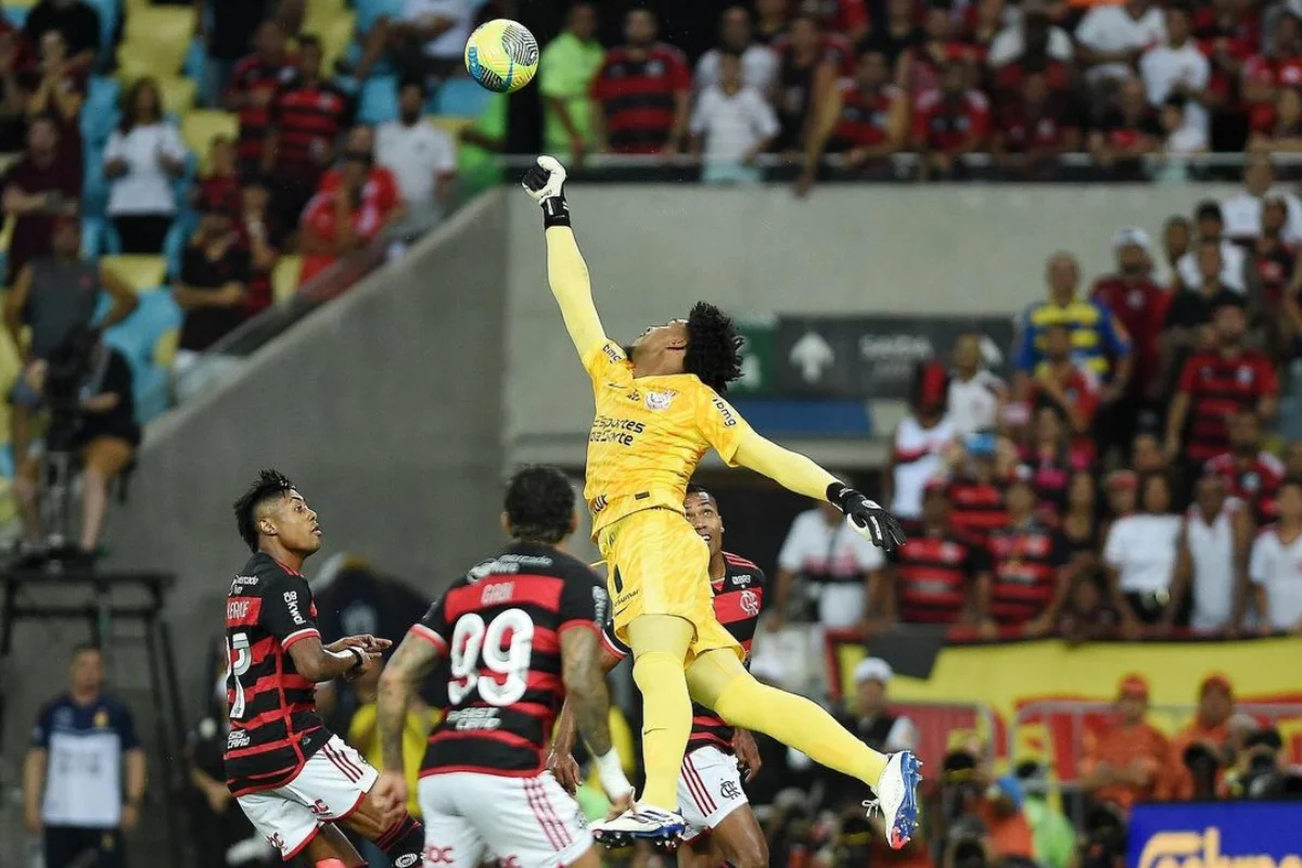 Corinthians exerce opção de compra de Hugo Souza junto ao Flamengo; veja detalhes