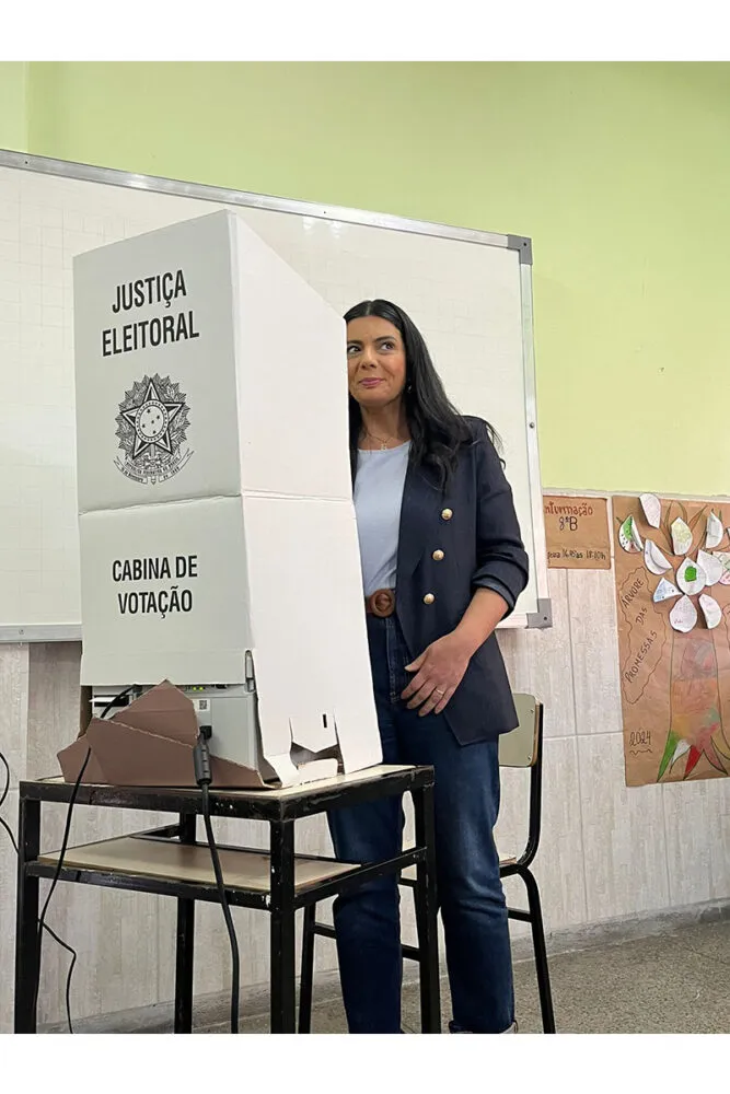 Ione Barbosa vota e alega ‘violência política’ nas eleições municipais de JF