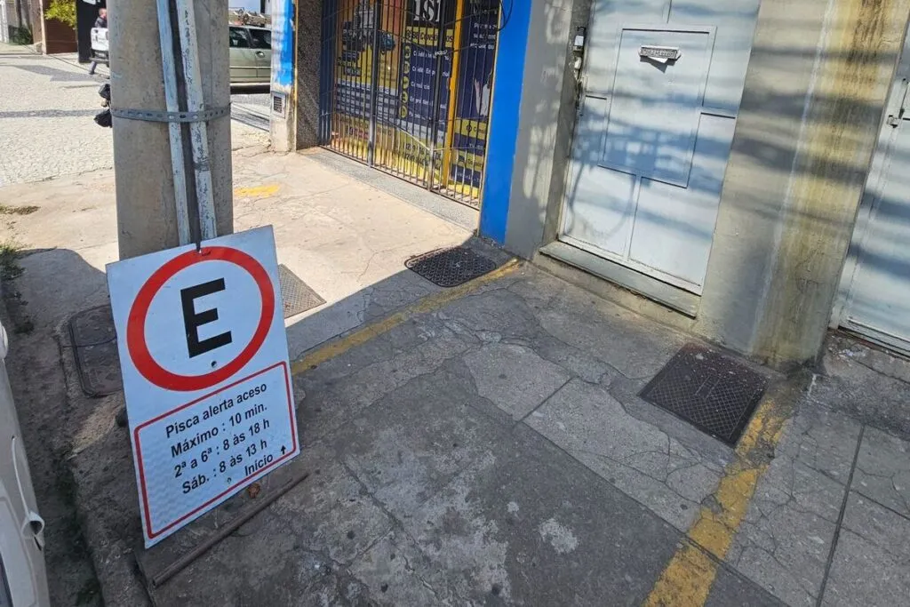 Placa de trânsito caída na Rua São Mateus gera preocupação