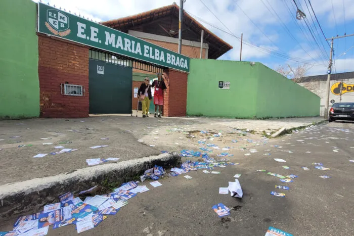 Santinhos de candidatos são jogados próximos a locais de votação em Juiz de Fora 