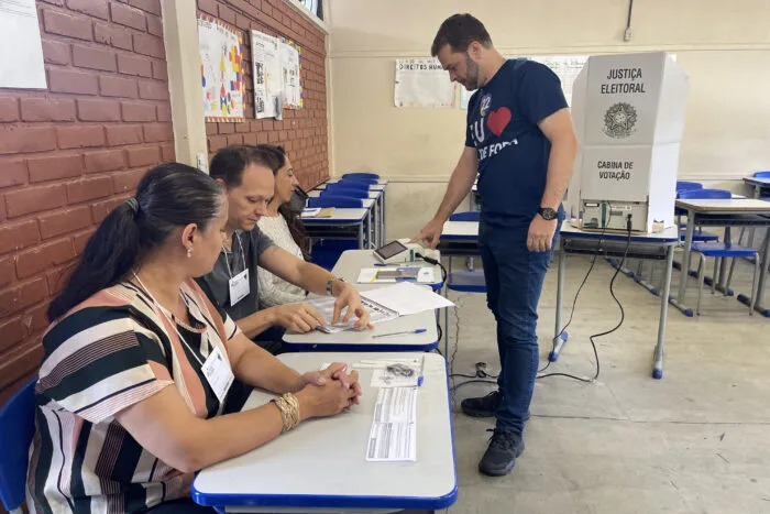 Charlles Evangelista é o primeiro candidato à prefeitura a votar