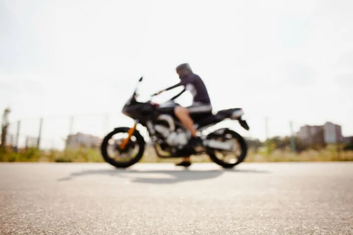 Justiça nega indenização a trabalhador que se acidentou ao estacionar moto