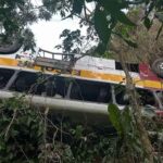 Ônibus cai em ribanceira e deixa 18 mortos e 29 feridos