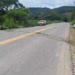 Carro cai em abismo e mata carona na MGC-265