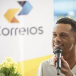 Depois de Gilberto Gil e Rebeca Andrade, Gabrielzinho recebe selo de homenagem dos Correios