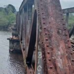 Por um fio: mulher cai de ponte ao tirar foto e se segura em cadarço enquanto aguarda resgate