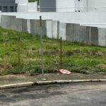 Placa derrubada compromete fluidez do trânsito na Zona Sul