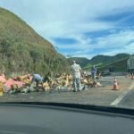 Trânsito opera em meia pista após tombamento de carreta na BR-040