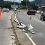 Carro colide com poste na Avenida JK