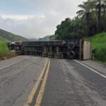 Trânsito na BR-267 é liberado após tombamento de carreta