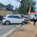 Carro bate em poste e crianças de 5 e 11 anos ficam feridas