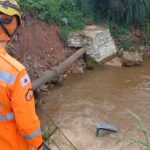 Carro cai em rio na Zona Norte e condutor não é localizado