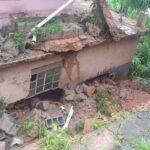 Barranco desliza e atinge casa em Juiz de Fora