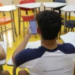 Lei para restrição de celular nas escolas deve valer em 2025