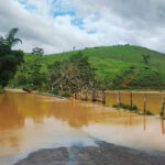 Chuva interdita ponte entre Bicas e Pequeri