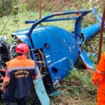 Helicóptero cai na região de Caieiras, em São Paulo; piloto e criança são resgatados com vida